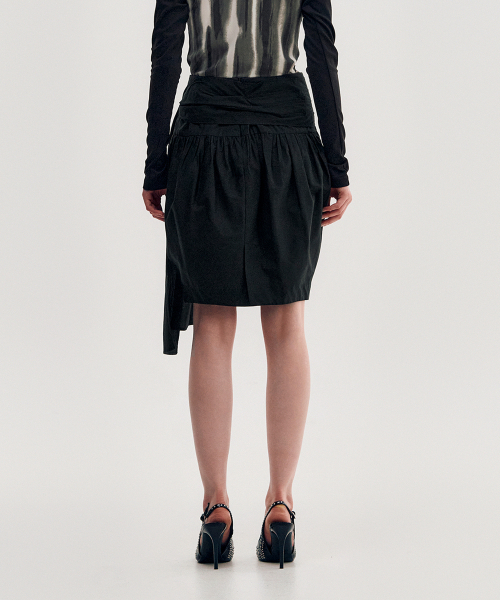 KIMZISU(キムジス)の「Pleated Tie Volume Skirt _ BLACK(スカート・レディース・ブラック・MEDIUM/LARGE/SMALL)」の3枚目の写真