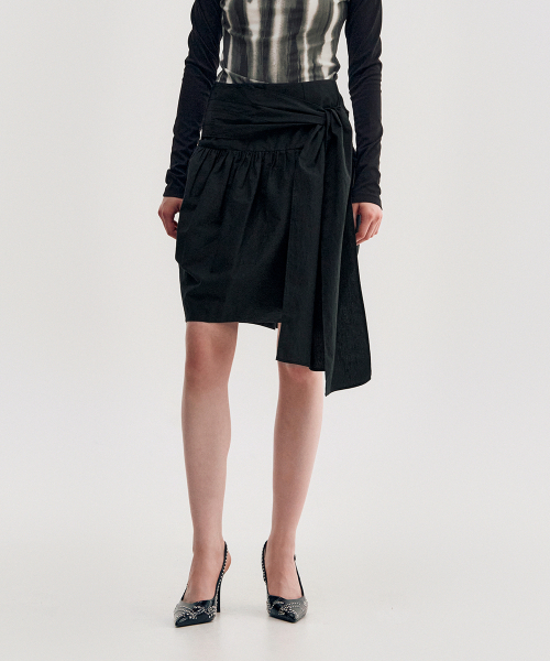 KIMZISU(キムジス)の「Pleated Tie Volume Skirt _ BLACK(スカート・レディース・ブラック・MEDIUM/LARGE/SMALL)」の4枚目の写真