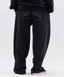 【at】〔THRASHER/スラッシャー〕アソートアップリケ コクーンシルエット スウェットパンツ