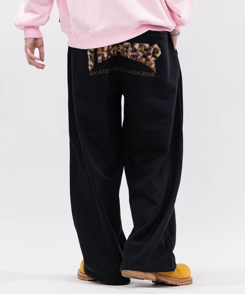 THRASHER(スラッシャー)の「【at】〔THRASHER/スラッシャー〕アソートアップリケ コクーンシルエット スウェットパンツ(スウェットパンツ・メンズ・ブラック系1/ブラック系3/ピンク/ブラック系2/アッシュグレー・MEDIUM/LARGE)」の1枚目の写真
