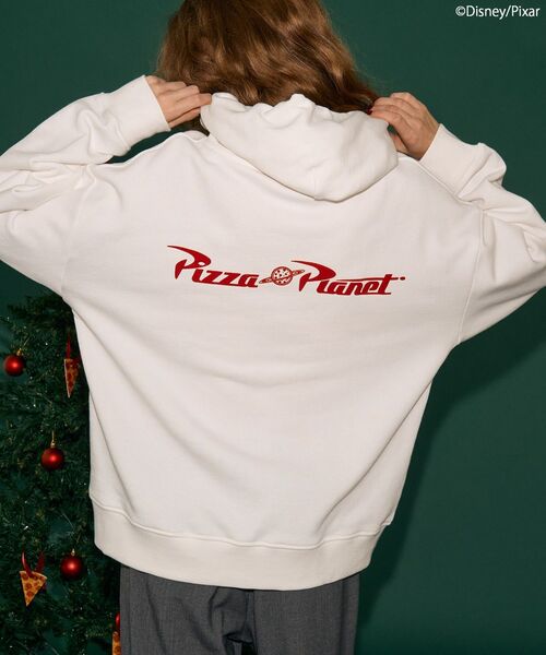 Disney(ディズニー)の「【PIZZA PLANET】フーディースウェット(スウェット・レディース・ホワイト系その他/オフホワイト・FREE)」の4枚目の写真