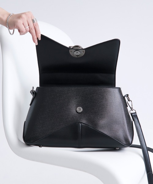 Ellno Loset（エルノロゼット）の「アークフラップショルダーバッグ（ショルダーバッグ・メンズ・ブラック・FREE）」の4枚目の写真