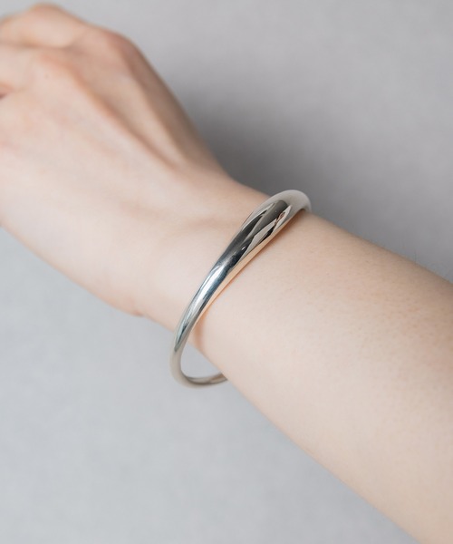 ISOLATION(アイソレーション)の「【ISOLATION / アイソレーション】Bold Curve Bangle / ボールドカーブバングル(バングル/リストバンド・レディース・シルバー・M/S)」の17枚目の写真