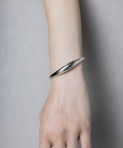 ISOLATION(アイソレーション)の「【ISOLATION / アイソレーション】Bold Curve Bangle / ボールドカーブバングル(バングル/リストバンド・レディース・シルバー・M/S)」の18枚目の写真