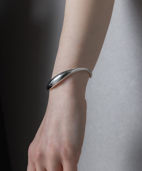 ISOLATION(アイソレーション)の「【ISOLATION / アイソレーション】Bold Curve Bangle / ボールドカーブバングル(バングル/リストバンド・レディース・シルバー・M/S)」の19枚目の写真