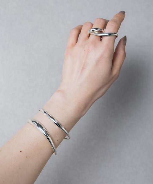ISOLATION(アイソレーション)の「【ISOLATION / アイソレーション】Bold Curve Bangle / ボールドカーブバングル(バングル/リストバンド・レディース・シルバー・M/S)」の9枚目の写真