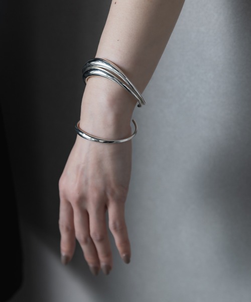 ISOLATION(アイソレーション)の「【ISOLATION / アイソレーション】Bold Curve Bangle / ボールドカーブバングル(バングル/リストバンド・レディース・シルバー・M/S)」の12枚目の写真