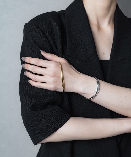 ISOLATION(アイソレーション)の「【ISOLATION / アイソレーション】Bold Curve Bangle / ボールドカーブバングル(バングル/リストバンド・レディース・シルバー・M/S)」の5枚目の写真