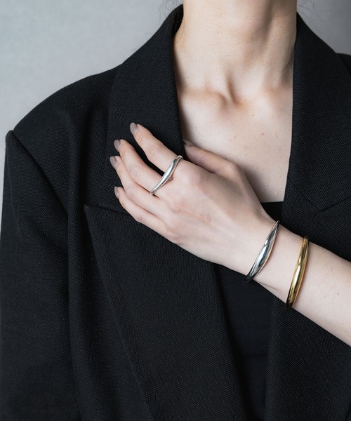 ISOLATION(アイソレーション)の「【ISOLATION / アイソレーション】Bold Curve Bangle / ボールドカーブバングル(バングル/リストバンド・レディース・シルバー・M/S)」の14枚目の写真