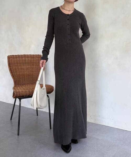 Thevon（ゼボン）の「ヘンリーネックリブニットワンピース（ワンピース・レディース・チャコールグレー/ブラック/ベージュ・FREE）」の7枚目の写真
