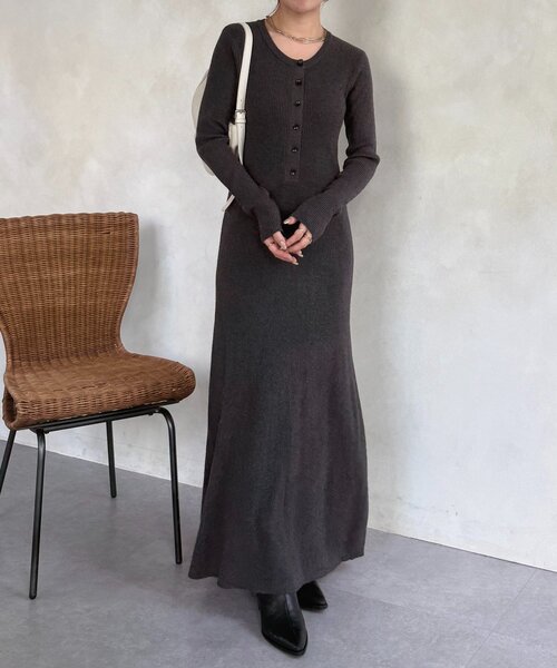 Thevon（ゼボン）の「ヘンリーネックリブニットワンピース（ワンピース・レディース・チャコールグレー/ブラック/ベージュ・FREE）」の8枚目の写真