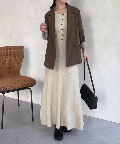 Thevon（ゼボン）の「ヘンリーネックリブニットワンピース（ワンピース・レディース・チャコールグレー/ブラック/ベージュ・FREE）」の16枚目の写真