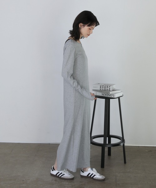 shetila(シェティラ)の「フィンガーホールロング丈バックオープンカットソーワンピース(ワンピース・レディース・グレー/イエロー/チャコール・M)」の5枚目の写真