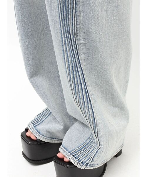 GYDA（ジェイダ）の「ハイウエストSymmetry GYDA 2WAYラインプリーツデニムパンツ（デニムパンツ・レディース・ライトブルー/ブルー・MEDIUM/SMALL/X-SMALL）」の13枚目の写真