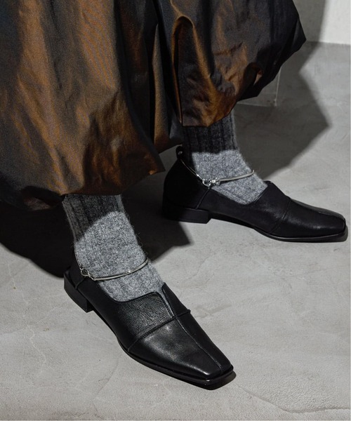 GRISE(グリーズ)の「《追加》GRISEレザースクエアクロスシームアンクルフラット(その他シューズ・レディース・ブラック系その他・25cm/24.5cm/24cm/23.5cm/23cm/22.5cm/22cm)」の3枚目の写真