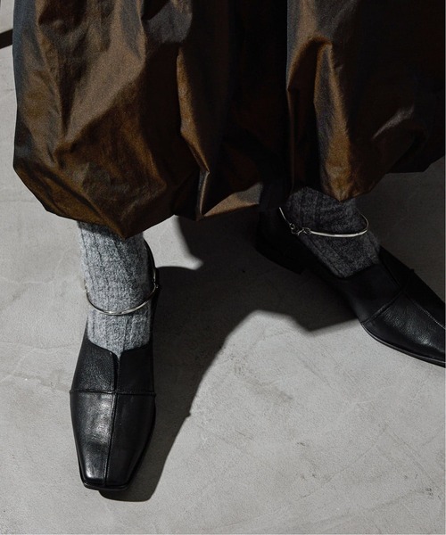 GRISE(グリーズ)の「《追加》GRISEレザースクエアクロスシームアンクルフラット(その他シューズ・レディース・ブラック系その他・25cm/24.5cm/24cm/23.5cm/23cm/22.5cm/22cm)」の5枚目の写真