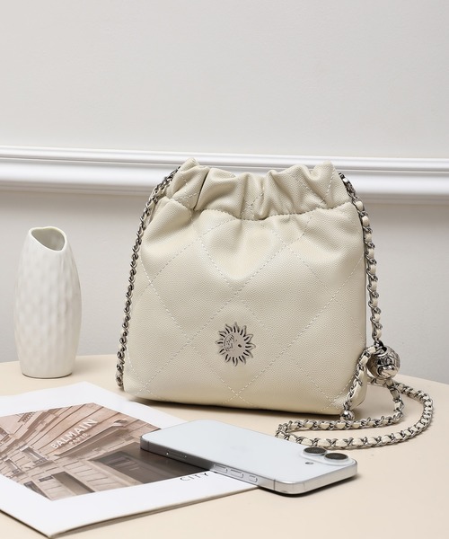 EVRIS(エヴリス)の「【EVRIS/エヴリス】SUNNY キルティング&長さ調整チェーンショルダー付 巾着バッグ(ショルダーバッグ・レディース・ブルー/ピンク/アイボリー/ブラック・FREE)」の2枚目の写真