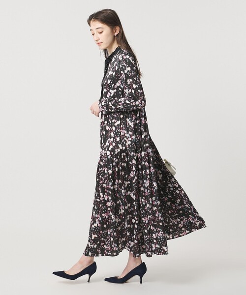 UNITED ARROWS(ユナイテッドアローズ)の「サテン フラワープリント ボウタイ ワンピース ‐ウォッシャブル‐(ワンピース・レディース・その他7/その他3・38/36)」の2枚目の写真