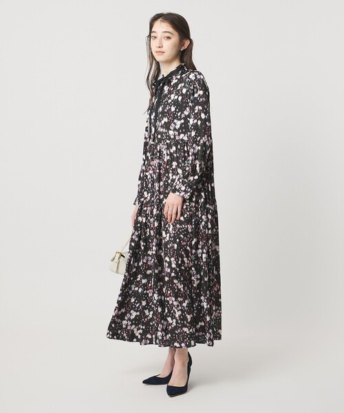 UNITED ARROWS(ユナイテッドアローズ)の「サテン フラワープリント ボウタイ ワンピース ‐ウォッシャブル‐(ワンピース・レディース・その他7/その他3・38/36)」の4枚目の写真