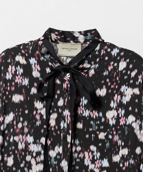 UNITED ARROWS(ユナイテッドアローズ)の「サテン フラワープリント ボウタイ ワンピース ‐ウォッシャブル‐(ワンピース・レディース・その他7/その他3・38/36)」の13枚目の写真
