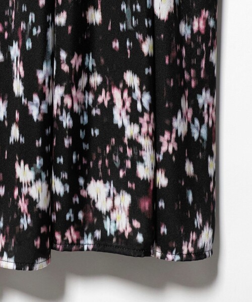 UNITED ARROWS(ユナイテッドアローズ)の「サテン フラワープリント ボウタイ ワンピース ‐ウォッシャブル‐(ワンピース・レディース・その他7/その他3・38/36)」の15枚目の写真