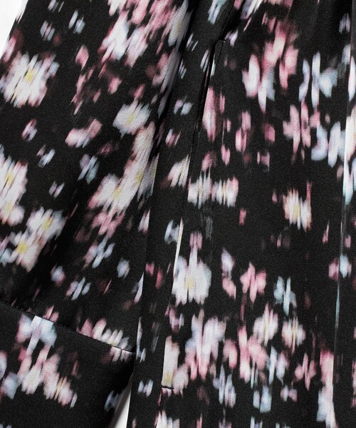 UNITED ARROWS(ユナイテッドアローズ)の「サテン フラワープリント ボウタイ ワンピース ‐ウォッシャブル‐(ワンピース・レディース・その他7/その他3・38/36)」の16枚目の写真