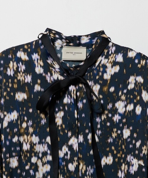 UNITED ARROWS(ユナイテッドアローズ)の「サテン フラワープリント ボウタイ ワンピース ‐ウォッシャブル‐(ワンピース・レディース・その他7/その他3・38/36)」の20枚目の写真