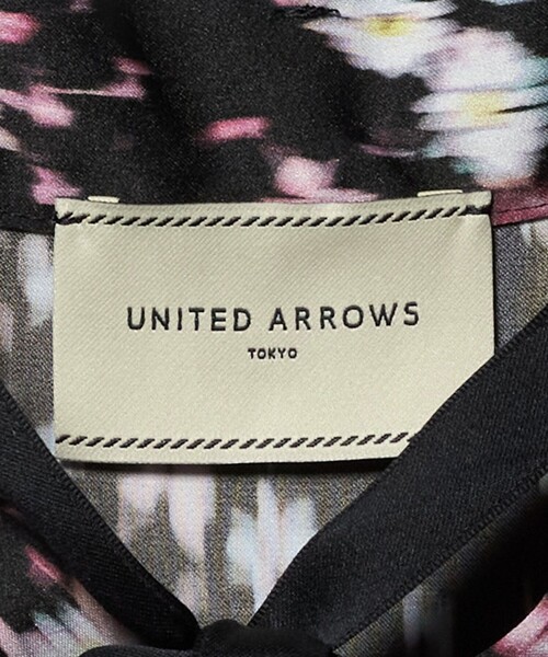 UNITED ARROWS(ユナイテッドアローズ)の「サテン フラワープリント ボウタイ ワンピース ‐ウォッシャブル‐(ワンピース・レディース・その他7/その他3・38/36)」の22枚目の写真