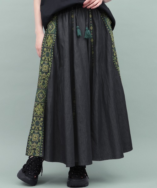 チチカカ(チチカカ)の「Rico ライトデニムメヒコタイル刺繍フレアスカート(スカート・レディース・ブラック/ライトブルー/インディゴブルー・FREE)」の2枚目の写真