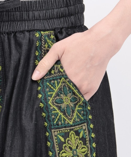 チチカカ(チチカカ)の「Rico ライトデニムメヒコタイル刺繍フレアスカート(スカート・レディース・ブラック/ライトブルー/インディゴブルー・FREE)」の11枚目の写真
