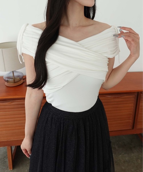 SOELA(ソエラ)の「ギャザークロスオフショルトップス(Tシャツ/カットソー・レディース・ブラック/ピンク/オフホワイト・FREE)」の1枚目の写真