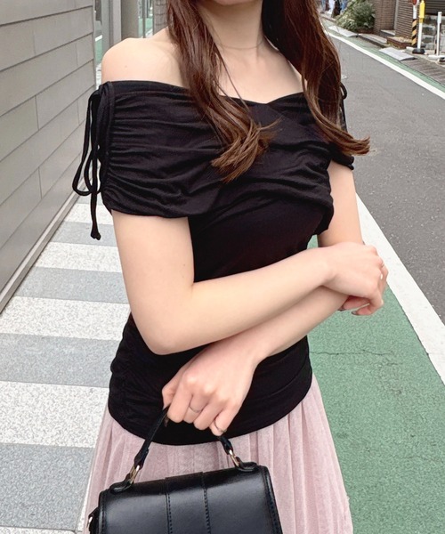 SOELA(ソエラ)の「ギャザークロスオフショルトップス(Tシャツ/カットソー・レディース・ブラック/ピンク/オフホワイト・FREE)」の4枚目の写真