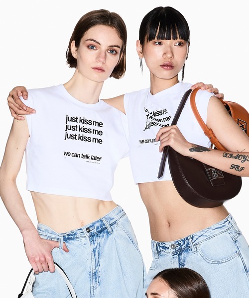 ARMANI EXCHANGE（アルマーニエクスチェンジ）の「【A|X アルマーニ エクスチェンジ】メッセージデザイン 半袖クルーネックTシャツ/SUPER CROPPED（Tシャツ/カットソー・レディース・ブラック/ホワイト・X-SMALL/SMALL/MEDIUM/LARGE）」の2枚目の写真