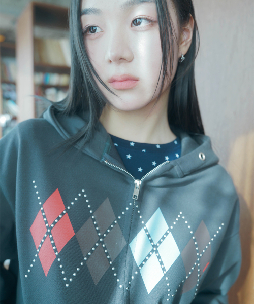 MIM the wardrobe（ミームザワードローブ）の「ホットフィックスアーガイルフードジップアップ_チャコール（パーカー・レディース・その他・SMALL/LARGE）」の5枚目の写真
