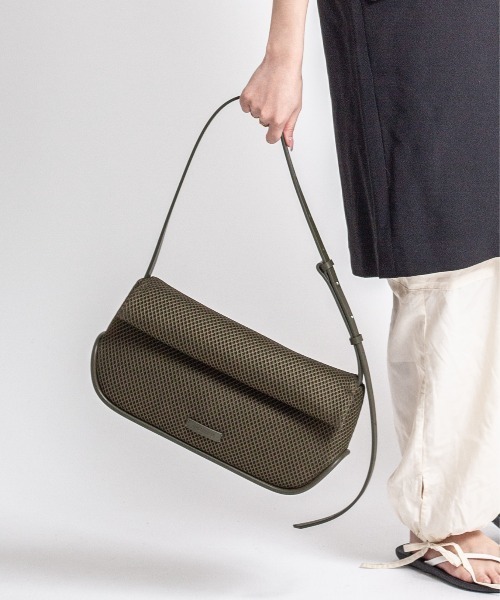 ADD CULUMN(アドカラム)の「【ADD CULUMN/アドカラム】メッシュショルダーバッグ ROLLA OBLONG M MESH(ショルダーバッグ・レディース・ブラック/カーキ・FREE)」の9枚目の写真