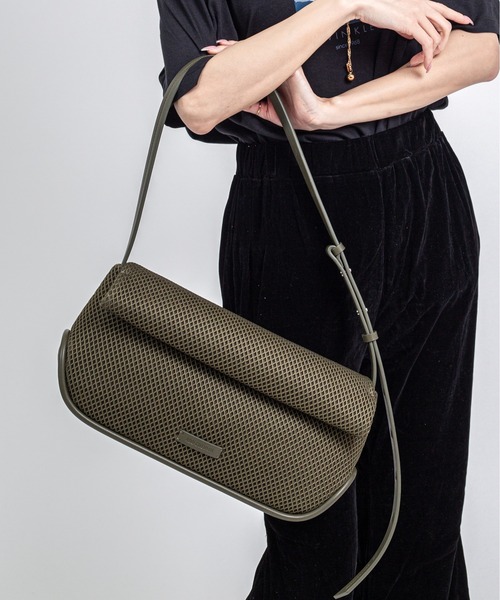 ADD CULUMN(アドカラム)の「【ADD CULUMN/アドカラム】メッシュショルダーバッグ ROLLA OBLONG M MESH(ショルダーバッグ・レディース・ブラック/カーキ・FREE)」の14枚目の写真