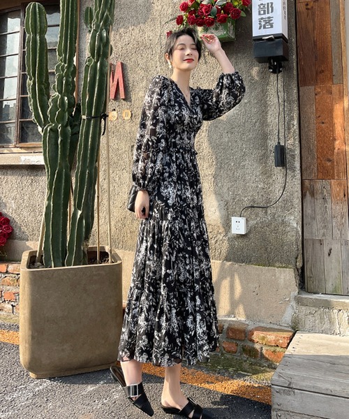 ＆soiree（アンドソワレ）の「Vネック花柄長袖フレアワンピース（ワンピース・レディース・ブラック・MEDIUM/LARGE/X-LARGE）」の2枚目の写真