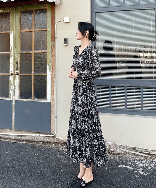 ＆soiree（アンドソワレ）の「Vネック花柄長袖フレアワンピース（ワンピース・レディース・ブラック・MEDIUM/LARGE/X-LARGE）」の3枚目の写真