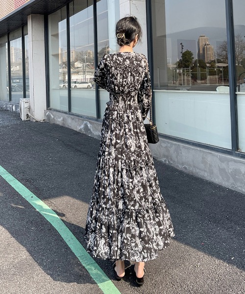 ＆soiree（アンドソワレ）の「Vネック花柄長袖フレアワンピース（ワンピース・レディース・ブラック・MEDIUM/LARGE/X-LARGE）」の4枚目の写真