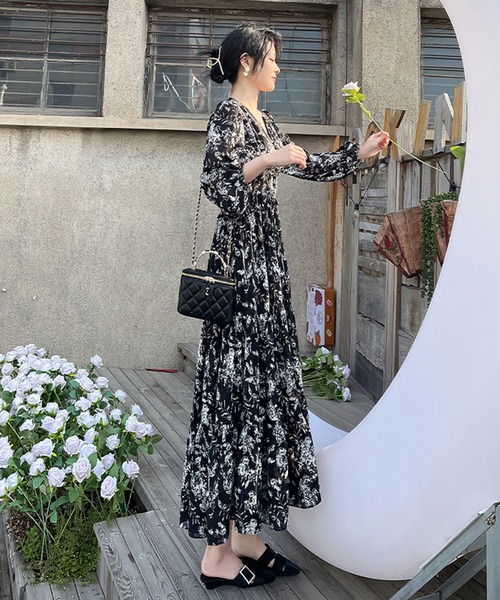 ＆soiree（アンドソワレ）の「Vネック花柄長袖フレアワンピース（ワンピース・レディース・ブラック・MEDIUM/LARGE/X-LARGE）」の5枚目の写真