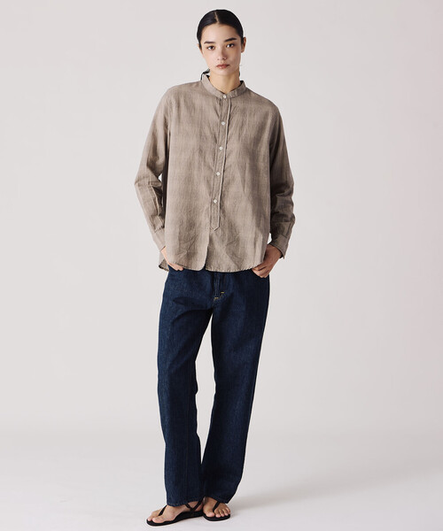 Bshop（ビショップ）の「INDIA INDUSTRY | ファインラインチェック バンドカラーシャツ WOMEN（シャツ/ブラウス・レディース・ベージュ系その他/グレー系その他・1）」の3枚目の写真