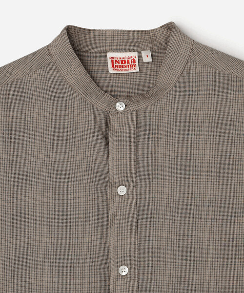 Bshop（ビショップ）の「INDIA INDUSTRY | ファインラインチェック バンドカラーシャツ WOMEN（シャツ/ブラウス・レディース・ベージュ系その他/グレー系その他・1）」の6枚目の写真