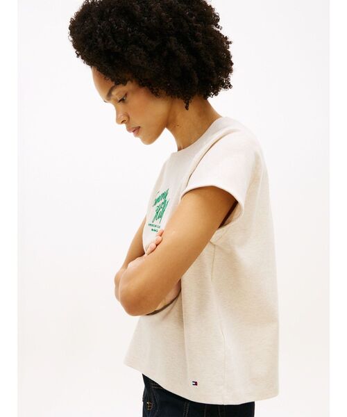 TOMMY HILFIGER(トミーヒルフィガー)の「シーズナルスクリプトキャップスリーブTシャツ(Tシャツ/カットソー・レディース・オフホワイト/マルチ・X-SMALL/SMALL/MEDIUM/LARGE)」の8枚目の写真
