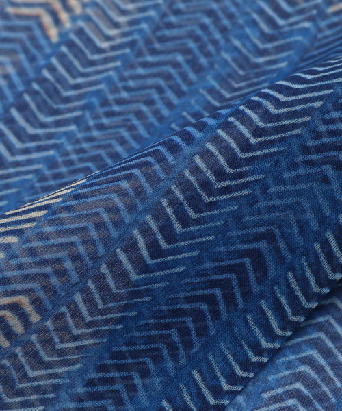 EDIFICE（エディフィス）の「BLECK（ブレック） Herringbone Chiffon Scarf（バンダナ/スカーフ・メンズ・ベージュ/ネイビー・FREE）」の5枚目の写真