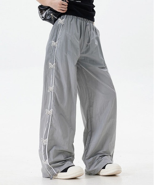&soiree(アンドソワレ)の「サイドバタフライラインナイロンパンツ(その他パンツ・レディース・グレー/ピンク・SMALL/MEDIUM/LARGE/X-LARGE)」の2枚目の写真