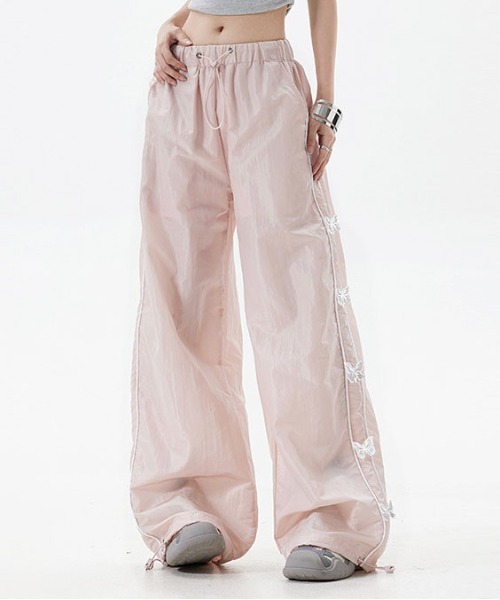 &soiree(アンドソワレ)の「サイドバタフライラインナイロンパンツ(その他パンツ・レディース・グレー/ピンク・SMALL/MEDIUM/LARGE/X-LARGE)」の1枚目の写真