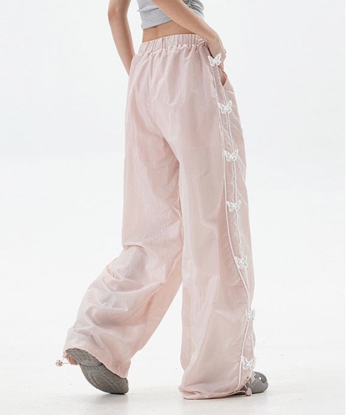 &soiree(アンドソワレ)の「サイドバタフライラインナイロンパンツ(その他パンツ・レディース・グレー/ピンク・SMALL/MEDIUM/LARGE/X-LARGE)」の4枚目の写真