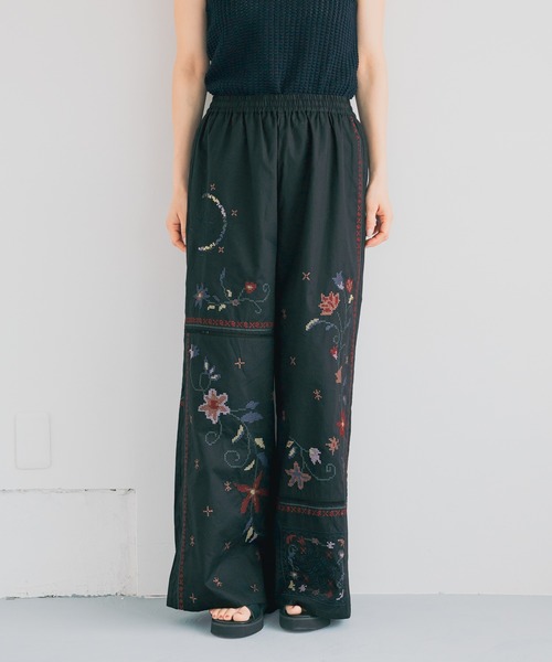 mysty woman(ミスティウーマン)の「レトロ花刺繍イージーパンツ 679001(その他パンツ・レディース・ブラック/オフホワイト・FREE)」の2枚目の写真