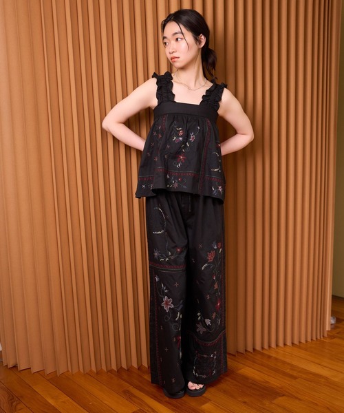 mysty woman(ミスティウーマン)の「レトロ花刺繍イージーパンツ 679001(その他パンツ・レディース・ブラック/オフホワイト・FREE)」の7枚目の写真