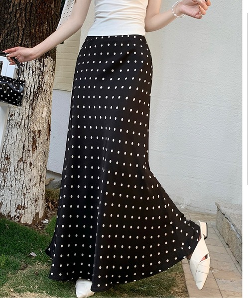 CHUL(チュル)の「サテンドットハイウエストロングスカート(スカート・レディース・ブラック/ホワイト・SMALL/MEDIUM/LARGE/X-LARGE)」の6枚目の写真